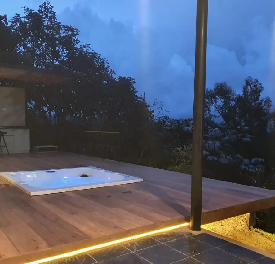 Terraza con jacuzzi y bar en madera