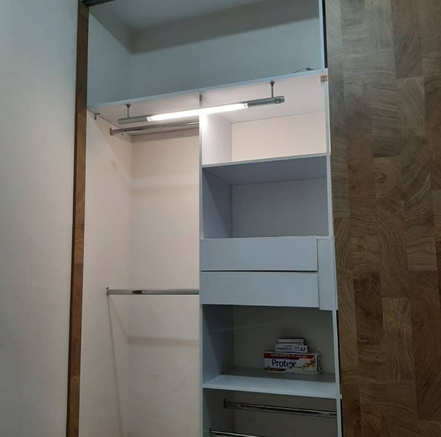 Closet a medida en melamina blanca