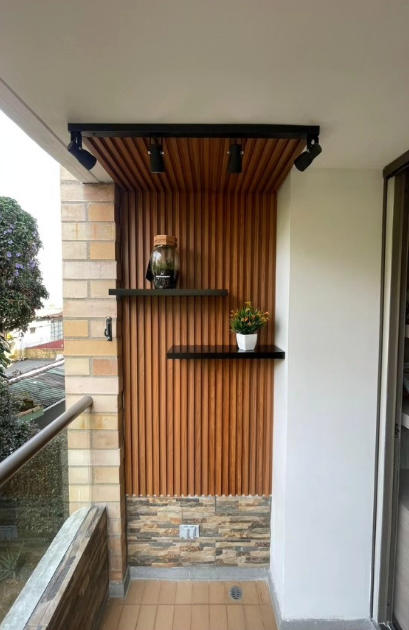 Balcón con muro en listones de madera