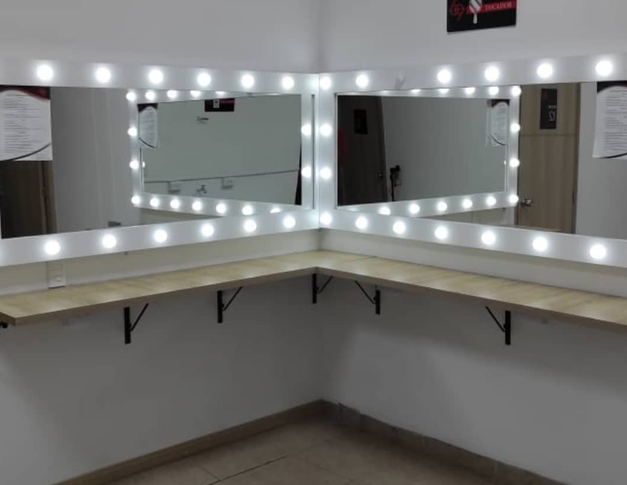 Tocador con espejos tipo camerino