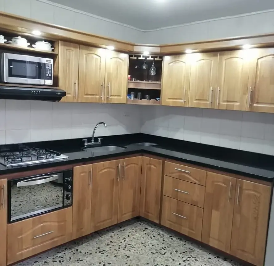 Cocina en madera con mesón en piedra negra