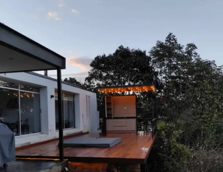 Terraza con jacuzzi y bar en madera