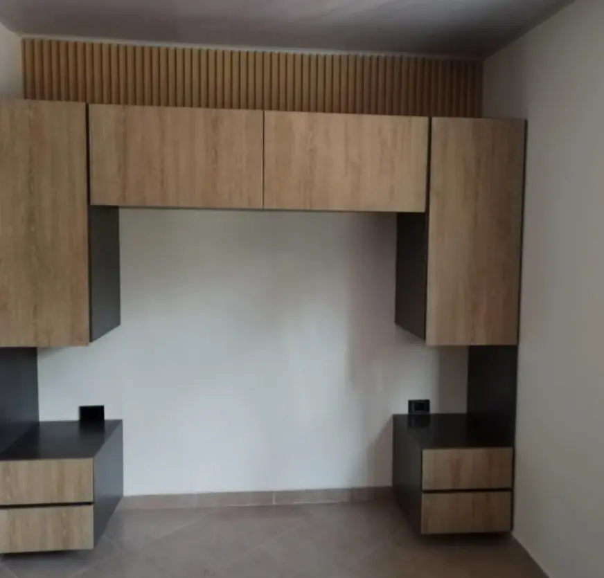 Mueble de alcoba con mesas de noche flotantes