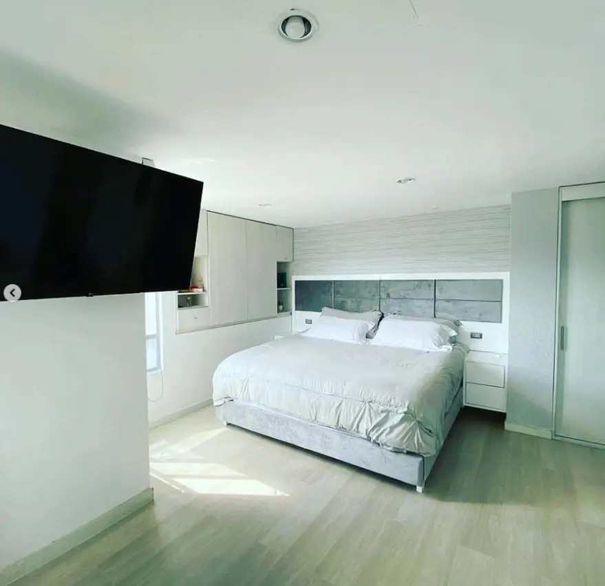 Alcoba principal con cabecero y closet integrados